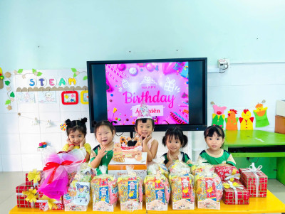 Mừng sinh nhật các bé tháng 2.