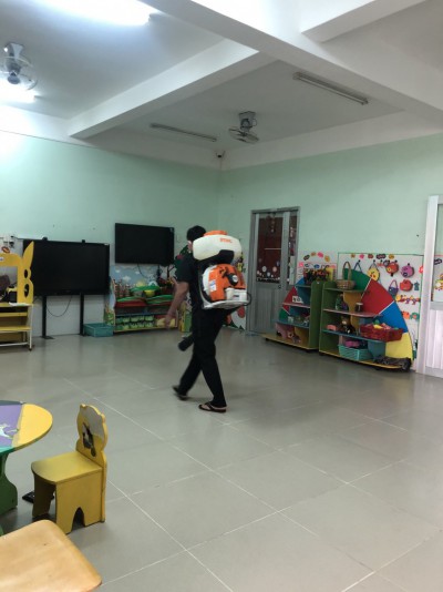 Phun thuốc phòng dịch bệnh corona