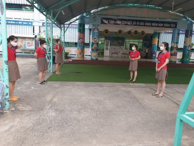 Một buổi sáng đón trẻ ở trường.