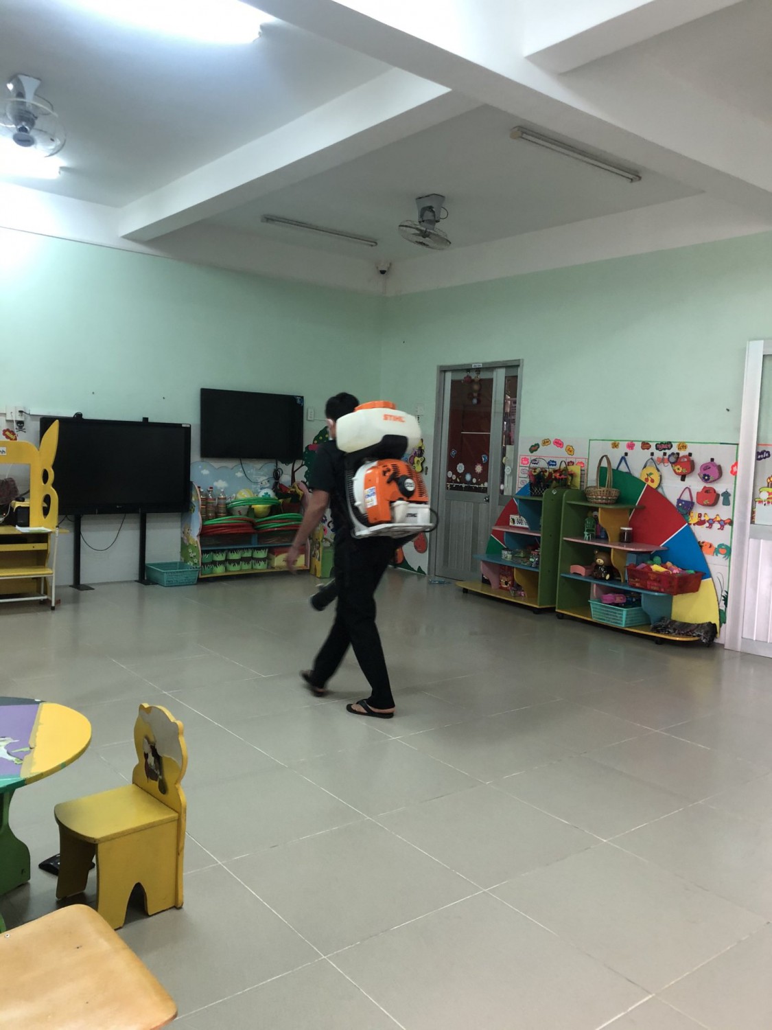 Phun thuốc phòng dịch bệnh corona