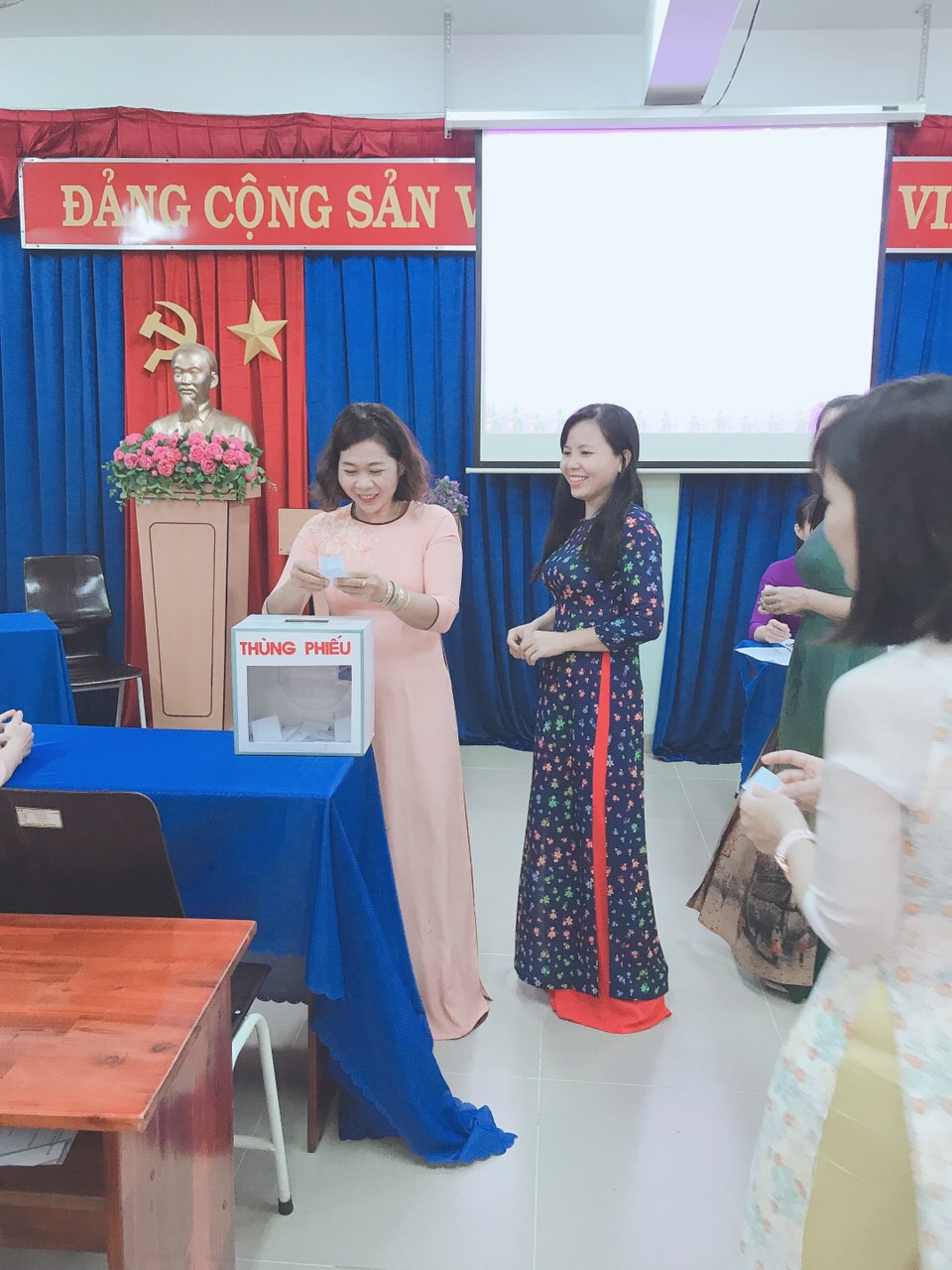 bỏ phiếu TTTH