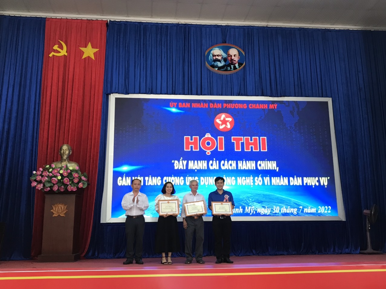 đại diện nhận giải