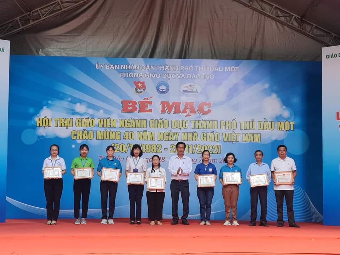 nhận giấy khen