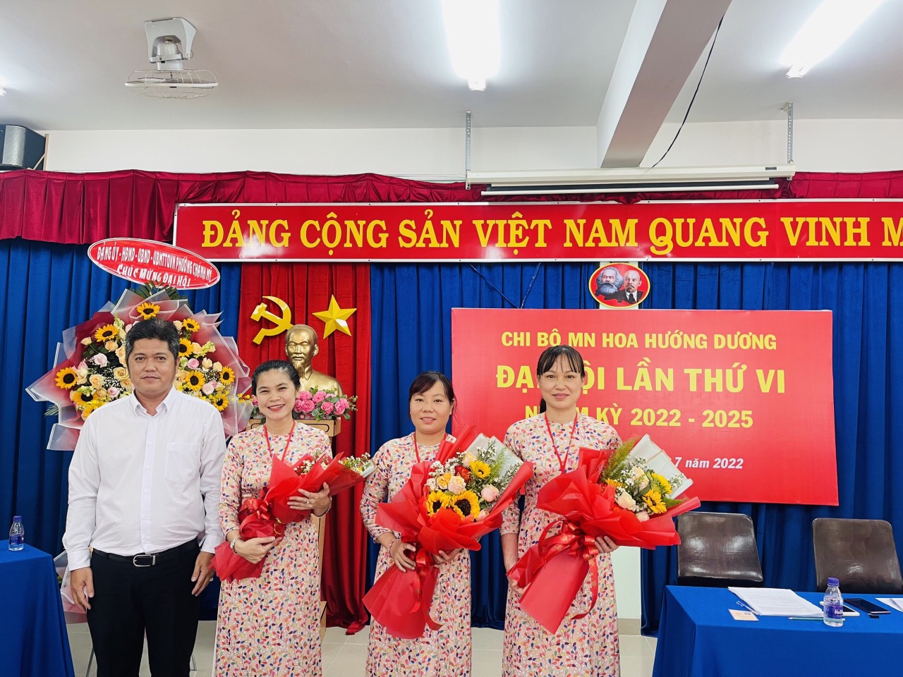tặng hoa chi ủy