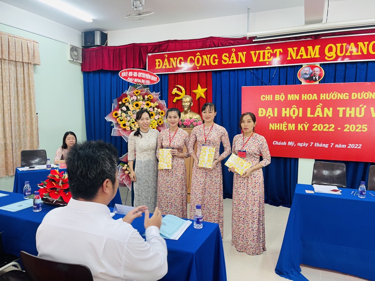 tặng quà lưu niệm