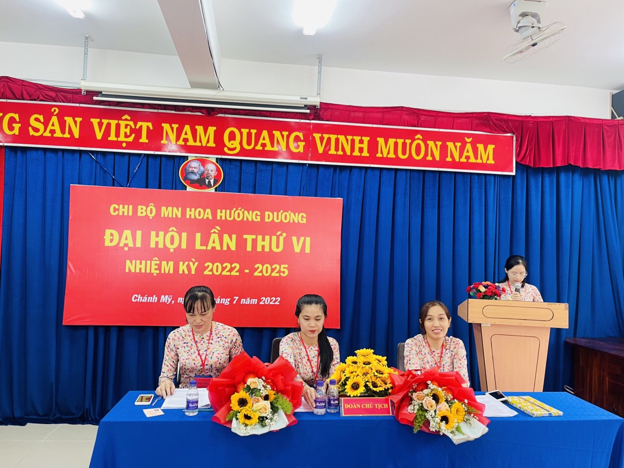 Thư ký thông qua văn kiện