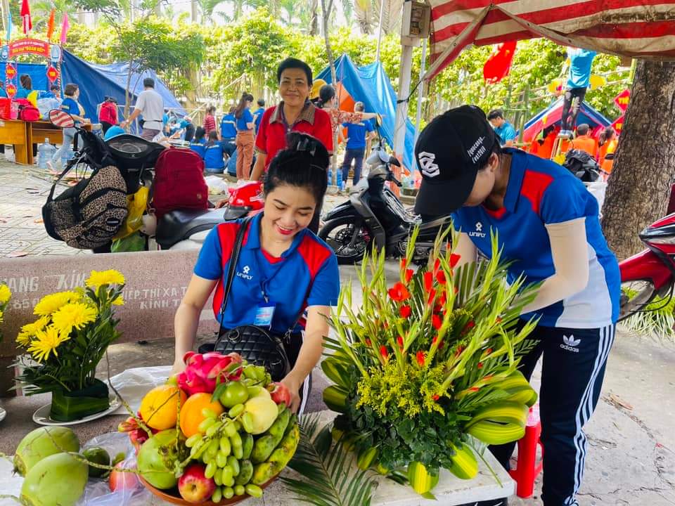 trang trí hoa trại