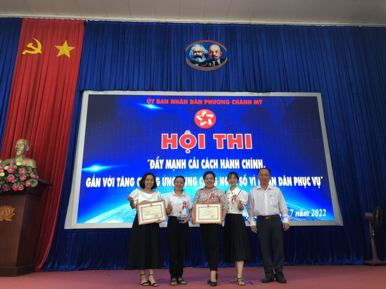 trao giải