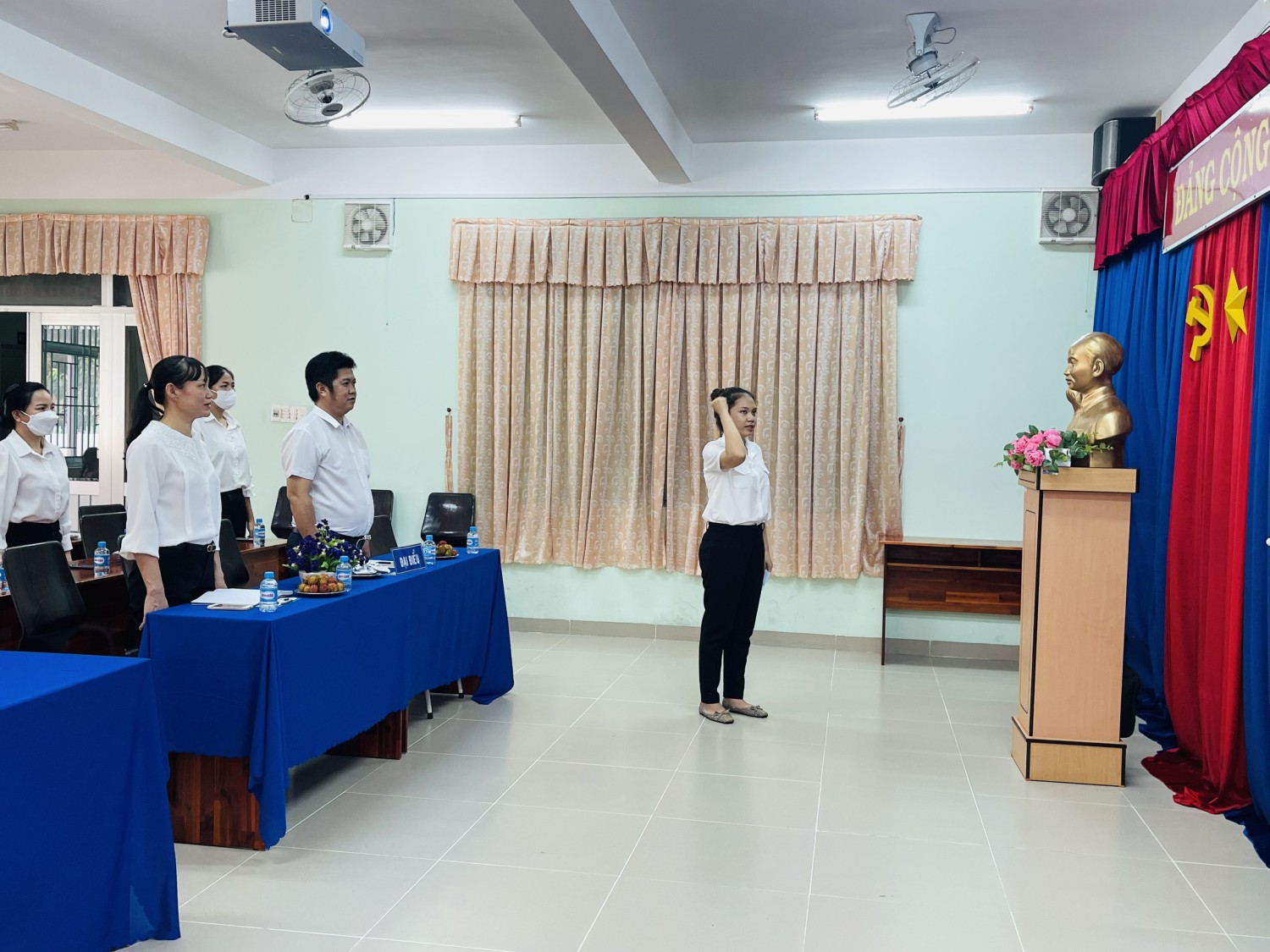 đảng viên đọc tuyên thệ