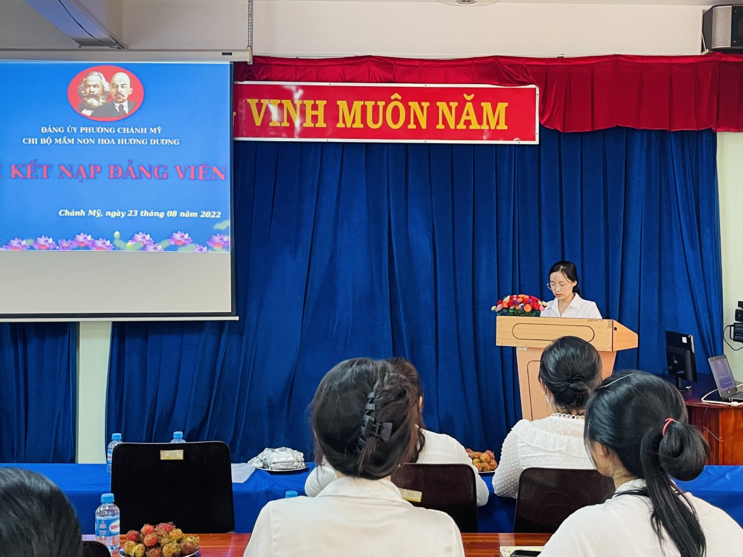 Trang thông qua buuoir lễ