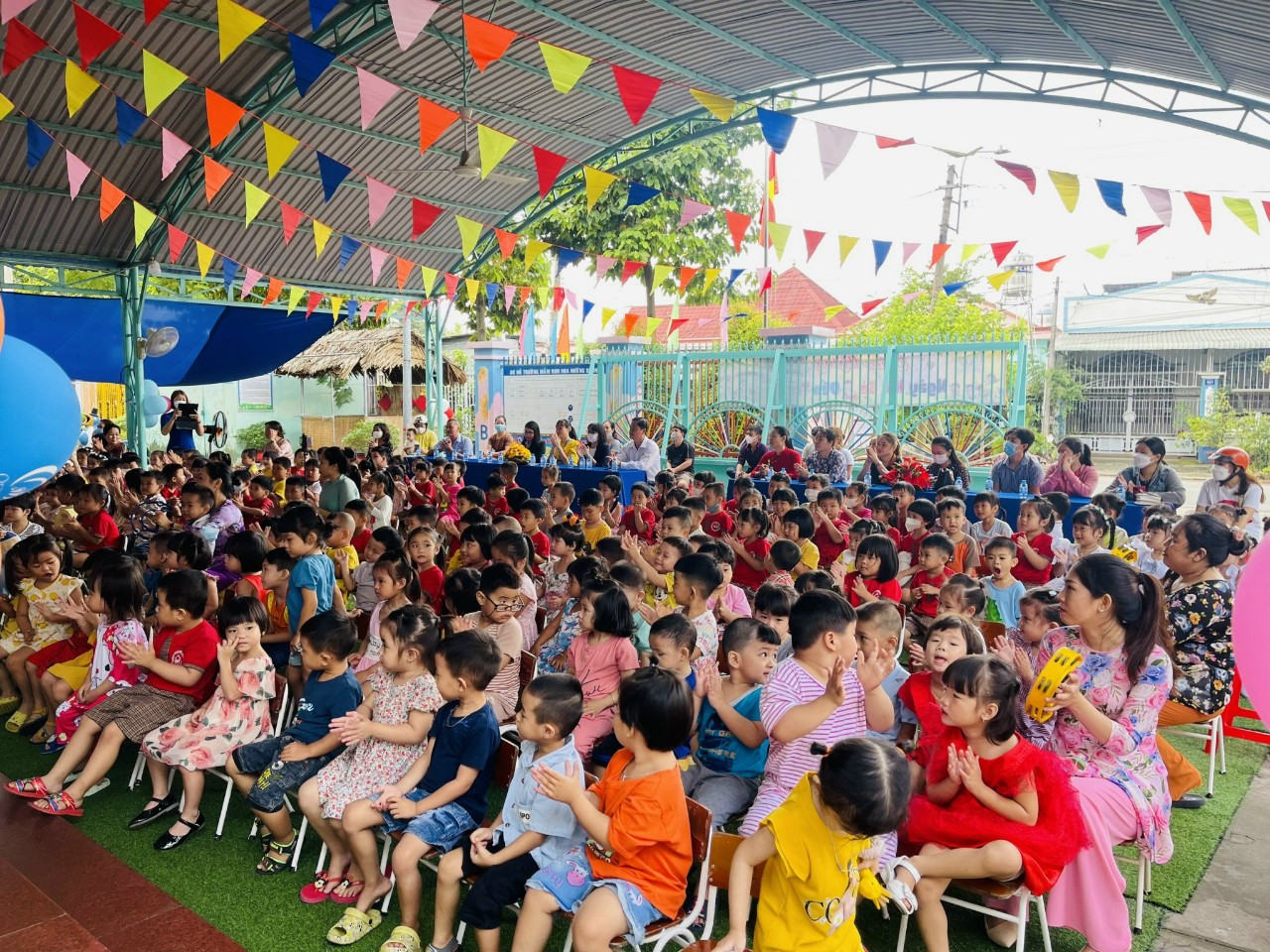 toàn cảnh trẻ