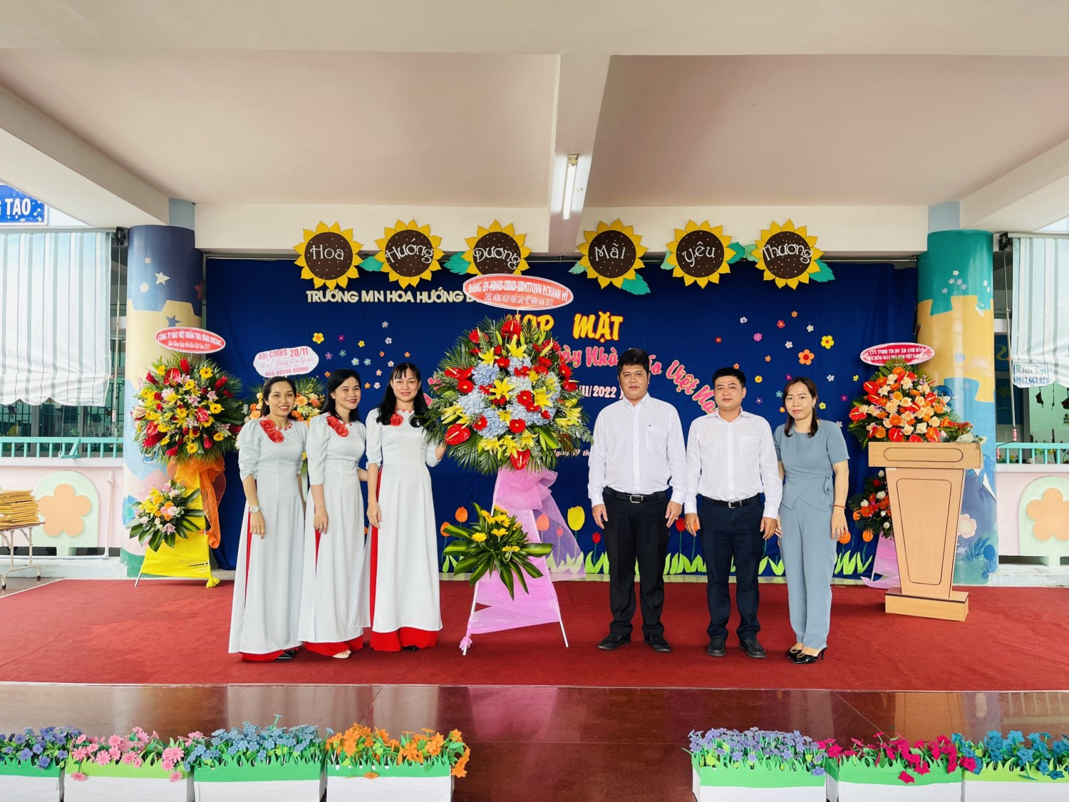 hoa đảng ủy tặng