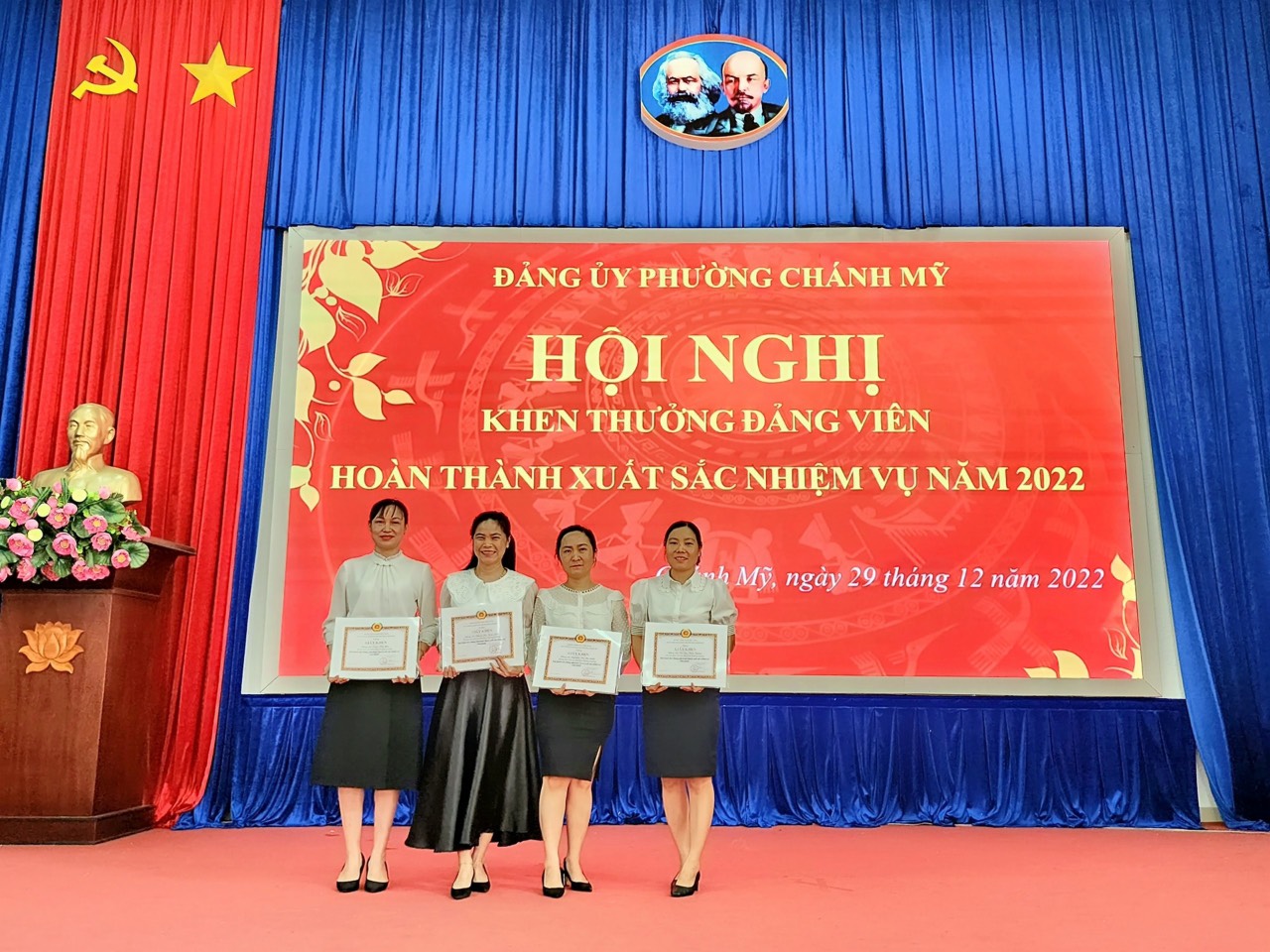4 người