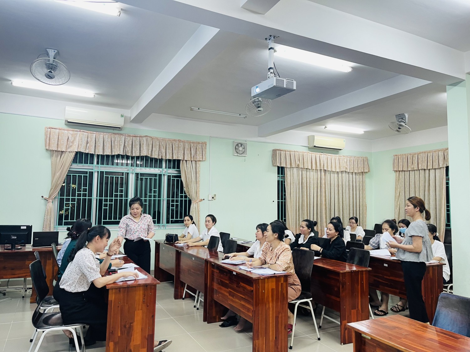 phát phiếu bình chọn