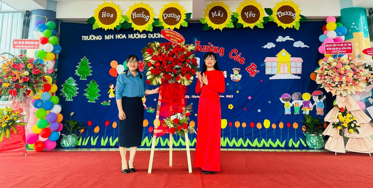 LĐTP tặng hoa